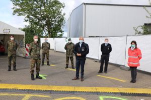 Foto: Anlässlich eines Besuches der vom Kreis Neuwied im Gewerbegebiet aufgebauten Fieberambulanz konnte sich Generalstabsarzt Dr. Stephan Schmidt, Kommandeur Kommando Sanitätsdienstliche Einsatzunterstützung (vorne links), kürzlich von den Betriebsabläufen und der gelungenen Zusammenarbeit der Organisationen im Kreis mit der Bundeswehr überzeugen. Begleitet wurde Dr. Schmidt u.a. von der stellvertretenden Leiterin des Neuwieder Gesundheitsamtes, Dr. Corinna Trapp (rechts) und Landrat Achim Hallerbach (Mitte). 