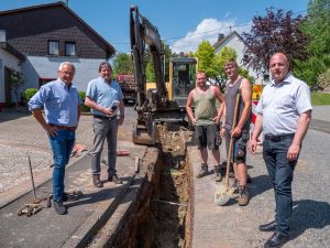 Foto: In Schweifeld werden Wasserhauptleitung und Hausanschlüsse erneuert. (v.l.) Landrat Achim Hallerbach, SWN-Geschäftsfeldleiter Thomas Endres und (r.) Ortsbürgermeister Martin Buchholz sahen an der Baustelle, dass die Arbeiten gut voran gehen.