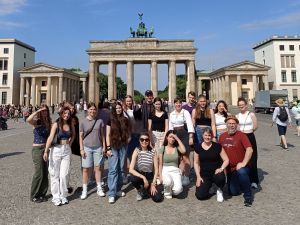 Ein Besuch Berlins ohne das Brandenburger Tor zu sehen, ist kaum denkbar. Und so schauten sich natürlich auch die Teilnehmer der Jugendbildungsfahrt das Wahrzeichen der einst geteilten Hauptstadt an. Foto: Kreisverwaltung Neuwied / Koch