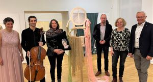 Sabine Hack (3. von links) zeigt ihre Werke im Neuwieder Roentgen-Museum – ganz zur Freude von (von rechts) Landrat Achim Hallerbach, Laudatorin Pauline Liesen und Museumsdirektor Bernd Willscheid. Musikalisch umrahmt wurde die Vernissage von Milica Vickovic-Reffgen und Yoel Cantori. 