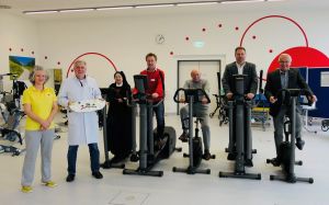 Foto: In der Therapiehalle der DRK Kamillus Klinik in Asbach mit neuen Bewegungsgeräten und der Tastatur des „Wiener Testsystems“ (v.l.n.r.): Therapeutin Sonja Eder, Ärztlicher Direktor Dr. Dieter Pöhlau, Schwester M. Gabriela, Kaufmännischer Direktor Nicki Billig, Fördervereinsvorsitzender Helmut Reith, Fördervereins-Geschäftsführer Michael Christ und der stellvertretende Fördervereinsvorsitzende Landrat Achim Hallerbach. Foto: Lara Schmitz, DRK Kamillus Klinik