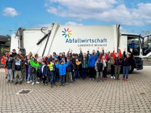 Foto: Die Kinder der Carl-Orff-Schule waren begeistert vom Müllfahrzeug der Abfallwirtschaft Landkreis Neuwied.
