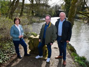 Foto: Der Erste Kreisbeigeordnete Pascal Badziong (Mitte), Achim Hallerbach, Landrat des Landkreises Neuwied, und Zeynep Begen, Ehrenamtliche Beigeordnete der Stadt Bendorf, kamen anlässlich des Weltwassertages an der Mündung des Brexbachs in den Saynbach zusammen, um über Hochwasserschutz zu sprechen. Foto: Kreisverwaltung MYK/Damian Morcinek