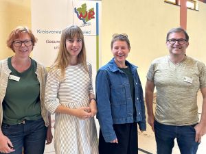 Foto: v. l. n. r.: Rita Hoffmann-Roth (Gesundheitsamt Neuwied), Annika Kersting von der Landeszentrale für Gesundheitsförderung Rheinland-Pfalz (LZG), Simone Bopp Dozentin der „Landesvereinigung ländliche Erwachsenenbildung“, und Gerhard Wermter (Gesundheitsamt Neuwied) freuten sich über die erfolgreiche Ausbildung von 22 ehrenamtlichen Bewegungsbegleitern. Foto: Larissa Rieken