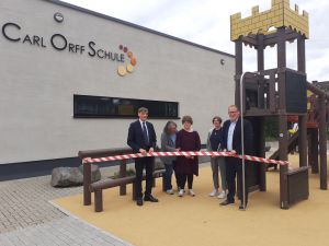 Foto: Bei der feierlichen Eröffnung des neuen Schulhofs zeigten sich Dr. Johann Christian Meier (1. v. l.) und Cordula Simmons (2. v. r.) von der Else-Schütz-Stiftung, der 1. Kreisbeigeordnete des Landkreises Neuwied, Philipp Rasbach, Schulleiterin Nicole Follmann sowie Schülersprecherin Mia Weißenfels (Mitte) begeistert über die gelungene Umsetzung. Foto: Christina Junk