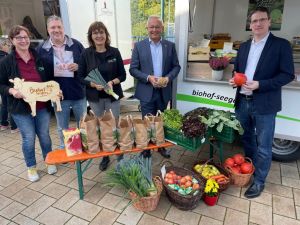 Foto: : Landrat Achim Hallerbach macht sich gemeinsam mit der WfG Neuwied in Person von Geschäftsführer Harald Schmillen und Projektleiter Jörg Hohenadl und dem Naturpark Rhein-Westerwald mit Geschäftsführerin Irmgard Schröer für regionale Erzeugnisse stark. Foto: Martin Boden / Kreisverwaltung Neuwied