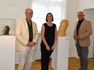 Foto:  Landrat Achim Hallerbach und Museumsdirektorin Jennifer Stein ließen sich von Hans Otto Lohrengel selbst die Kunstwerke näherbringen. Foto: Silke Läufer-Hermann