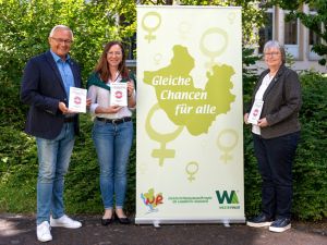 Foto: Landrat Achim Hallerbach und die Gleichstellungsbeauftragten der Landkreise Neuwied und Westerwaldkreis, Daniela Kiefer und Beate UIlwer, mit dem Reader zur Fachtagung „Wenn das Umgangsrecht den Schutz der von Gewalt betroffenen Frauen und Kinder aushöhlt“. Foto: Martin Boden / Kreisverwaltung Neuwied 