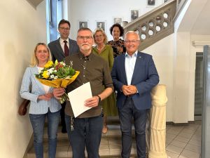 Foto: : Landrat Achim Hallerbach verabschiedete Helmut Dyk gemeinsam mit Büroleiterin Diana Wonka, dem Leitenden Staatlichen Beamten Martin Jung, Referatsleiterin Mechthild Laupichler und der Personalratsvorsitzenden Birgit Eisenhuth in den wohlverdienten Ruhestand.  Foto: Thomas Herschbach 