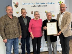 Foto: In Gegenwart von Lebensgefährtin Gerda Kramer, Kreisjagdmeister Kurt Milad und Joachim Frings von unserer Unteren Jagdbehörde verabschiedete Landrat Achim Hallerbach den Waidmann Wolfgang Proca aus allen jagdlichen Ehrenämtern. Foto: Thomas Herschbach