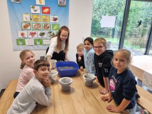 Foto: Beim Papierschöpfen konnten die Kinder lernen, wie aus Altpapier neues Papier hergestellt wird. Foto: Andrea Berkholz