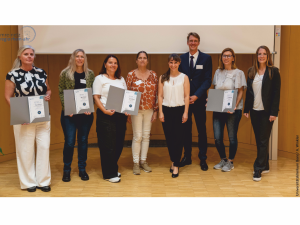 Foto: Vier von sechs Kliniken aus dem Landkreis Neuwied konnten eine Teilnahme an der feierlichen Zertifikatsübergabe in Bonn einrichten. Mit vor Ort war ebenfalls Frau Dr. Simone Meyer (rechts), Abteilungsleiterin des Gesundheitsamtes des Landkreises. Foto: Universitätsklinikum Bonn/A. Winkler