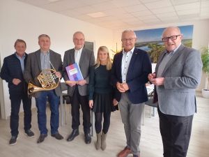 Foto: Präsentation der Westerwald-Komposition von Guido Rennert: (von links nach rechts) Landrat Achim Schwickert (Westerwaldkreis), Marc Leonardi (Kreismusikleiter Kreismusikverband Westerwald), Josef Görg-Reifenberg (Kreismusikverband Westerwald e.V.), Sandra Köster (Vorständin, Wir Westerwälder), Präsident des Landesmusikverbandes Rheinland-Pfalz Landrat Achim Hallerbach (Kreis Neuwied) und Landrat Dr. Peter Enders (Kreis Altenkirchen).  Bild: Myriam Hatzmann 