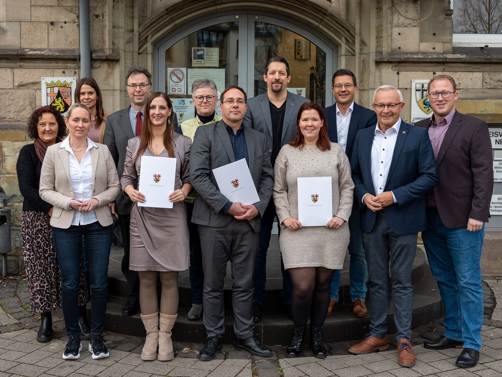 Foto: Von links: Personalratsvorsitzende Birgit Eisenhuth, Büroleiterin Diana Wonka, Constanze Ommer (Personalmanagement), Leitender staatlicher Beamter Martin Jung, Abteilungsleiterin „Soziales“ Agnes Ulrich, Referatsleiter „Eingliederungshilfe, Asylbewerber und Krankenhilfe“ Stefan Henzel, Abteilungsleiter „Ordnung, Verkehr und Rechtsangelegenheiten“ Mario Becker, Landrat Achim Hallerbach und 1. Kreisbeigeordneter Philipp Rasbach freuten sich gemeinsam über die Beförderungen von Lisa Schmidt (5. v. l.), Barbara Krämer (4. v. r.) und Björn Both. Foto: Martin Boden