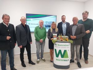 Foto: Der neue Verwaltungsrat der Regionalinitiative „Wir Westerwälder“ hat mit der Verabschiedung des Wirtschaftsplans die inhaltlichen Weichen für das Jahr 2025 gestellt (v.l.n.r.): Landrat Achim Schwickert (Westerwaldkreis), Jürgen Schmied (Kreis Neuwied), Landrat a.d. Michael Lieber (Kreis Altenkirchen), Sandra Köster, Vorständin Wir Westerwälder gAöR, Manuel Seiler (Kreis Neuwied), Verwaltungsratsvorsitzender Landrat Achim Hallerbach (Kreis Neuwied), Thomas Mockenhaupt (Westerwaldkreis).  Foto: Myriam Hatzmann