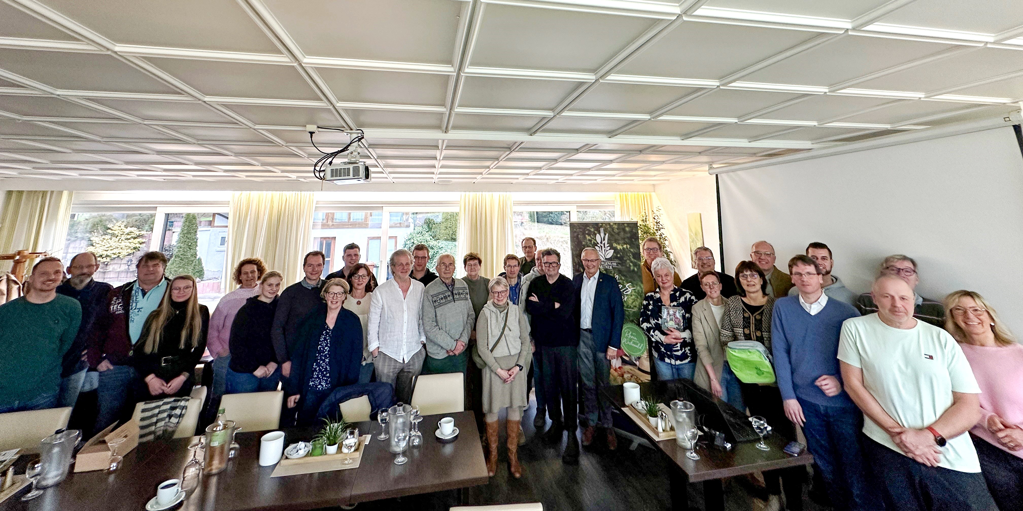 Foto: Beim ersten Netzwerktreffen 2025 im Landhotel Fernblick in Hümmerich freute sich Landrat Achim Hallerbach und Naturgenuss-Projektleiter Jörg Hohenadl über rund 30 Partner, die sich über die in diesem Jahr geplanten Aktionen für 2025 informieren und in Austausch kommen wollten. Foto: Thomas Herschbach