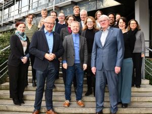 Foto: Es zeigt Landrat Sebastian Schuster (vordere Reihe rechts) und Achim Hallerbach, Landrat des Kreis Neuwied (vordere Reihe links), gemeinsam mit allen Beteiligten aus dem Rhein-Sieg-Kreis, dem Kreis Ahrweiler, dem Kreis Neuwied, der Bundesstadt Bonn, sowie aus den Kommunen Alfter, Wachtberg, Bad Honnef und Königswinter sowie des Verschönerungsvereins für das Siebengebirge (VVS). Foto: Rhein-Sieg-Kreis