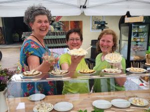 Foto: Auch Beate Grunwald, Annette Förster und Marion Schmitz ( v.l.n.r.) vom Hof Ronig freuen sich auf „Landgenuss & Wein“. Bei dem Veranstaltungsformat präsentieren sich Erzeuger der Regionalinitiative „Naturgenuss Rhein-Westerwald“ mit ihren Qualitätsprodukten am Samstag, 24. August, von 13 Uhr bis 20 Uhr im Weingut Hohn in Leutesdorf. Foto: Jörg Hohenadl