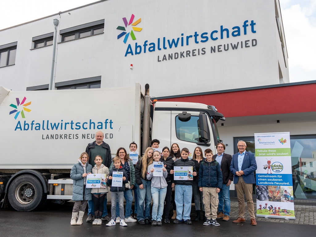 Foto: Die Schülerinnen und Schüler wurden von Landrat Achim Hallerbach und Vorstand der Abfallwirtschaft Jörg Schwarz persönlich ausgezeichnet. Foto: Martin Boden.