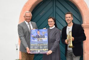 Foto: Startrompeter Bruce Kapusta, der wegen der Vorbereitung eines Adventkonzerts, das am 8.12. in Ehrenstein stattfindet, gerade vor Ort war, spielte zur Überraschung aller „Amazing Grace“ auf seiner Trompete.